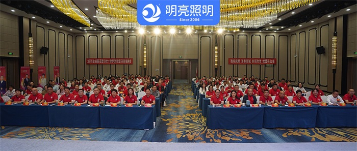 明亮照明集團(tuán)創(chuàng)始人荊明慧受邀第十屆河南牛商爭霸賽頒獎盛典