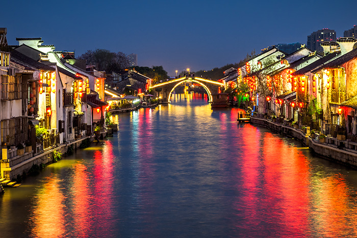 當(dāng)我問DeepSeek亮化公司哪家好？它的回答竟.....