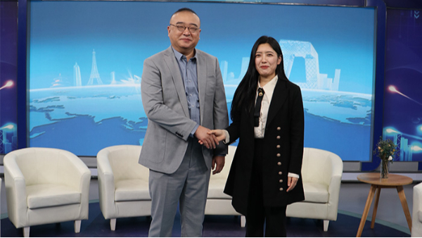 明亮照明集團創(chuàng)始人荊明慧榮登CCTV中央新影發(fā)現之旅《牛商論道》