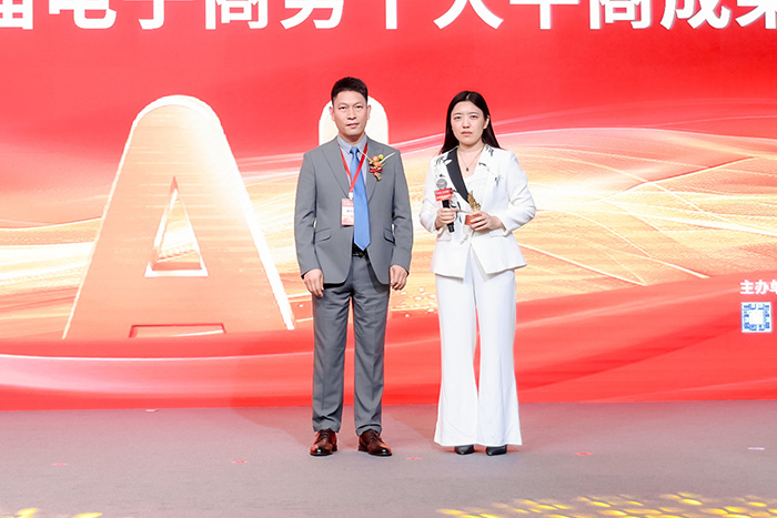 明亮照明集團(tuán)總經(jīng)理荊明慧為嘉賓頒獎(jiǎng)