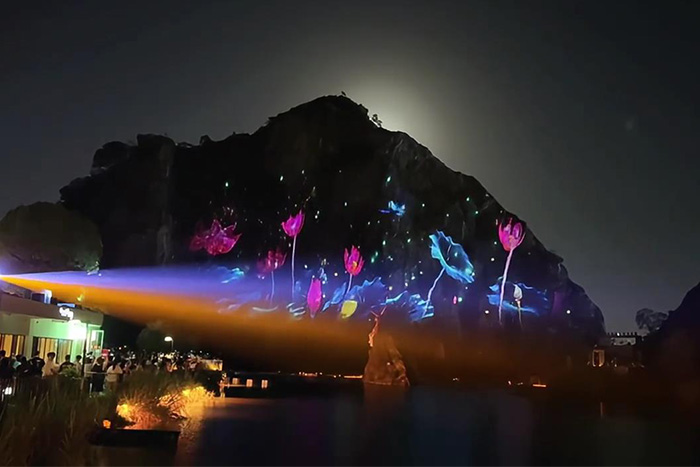 亮化讓山成焦點(diǎn)，無光讓景變背景，游客選擇早有答案