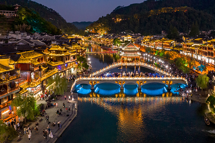 景區(qū)亮化工程驗(yàn)收?qǐng)?bào)告：哪些指標(biāo)直接決定游客復(fù)游率？