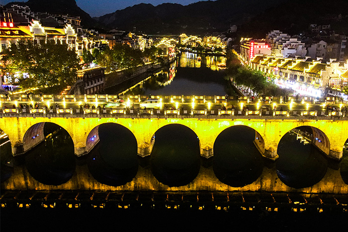 你的景區(qū)，還差一套會"漲粉"的燈光亮化方案