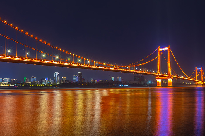 這個夜晚的橋梁亮化為何與眾不同？